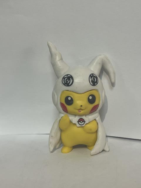 FIGURA PIKACHU DISFRAZ CAPA BLANCA