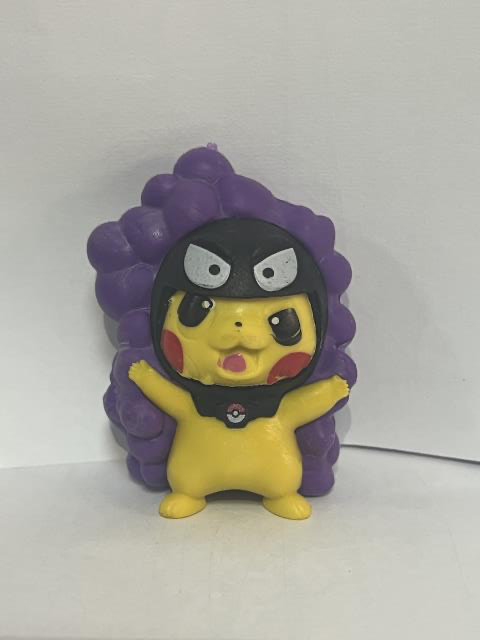 FIGURA PIKACHU DISFRAZ CAPA LILA CON BOLAS