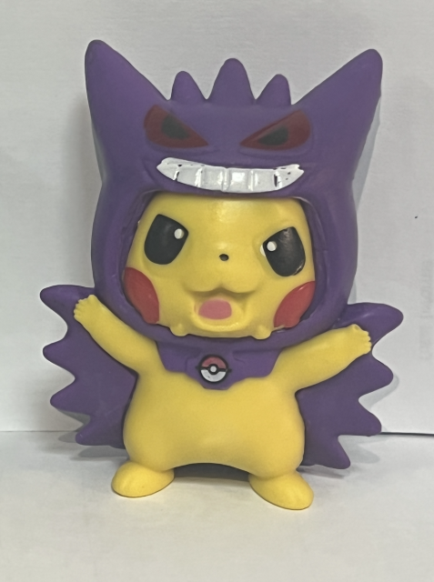 FIGURA PIKACHU DISFRAZ CAPA LILA CON DIENTES